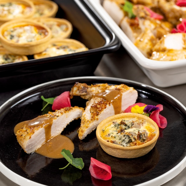 Kurczak/ sos z sera pleśniowego/ tarta z gruszką i orzechami